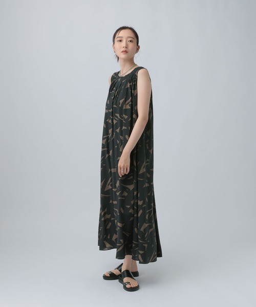 LEPSIM(レプシィム)の「アソートタックロングノースリワンピース 859052(ワンピース・レディース・ブラック/ブラウン/レッド・FREE)」の12枚目の写真
