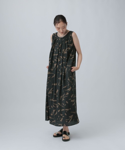 LEPSIM(レプシィム)の「アソートタックロングノースリワンピース 859052(ワンピース・レディース・ブラック/ブラウン/レッド・FREE)」の13枚目の写真