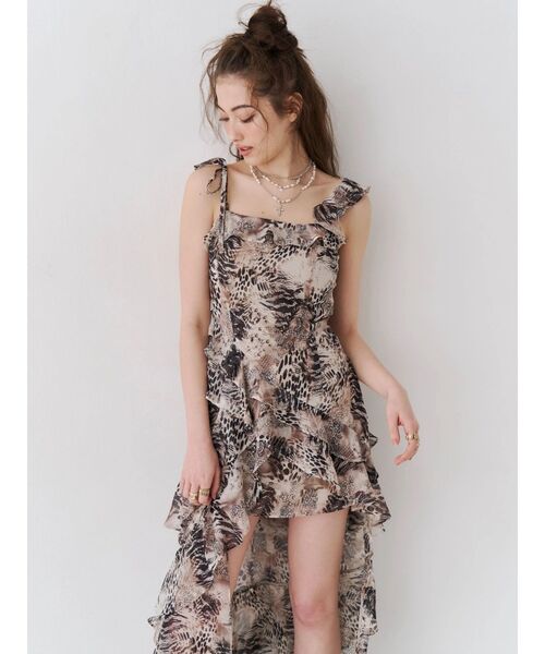 EVRIS(エヴリス)の「【SNS万バズワンピ】フリルショルダーアシンメトリーロングワンピース 夏服(ワンピース・レディース・ベージュ/ブラック・MEDIUM/SMALL)」の4枚目の写真