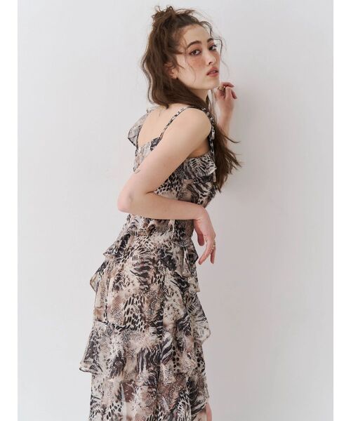 EVRIS(エヴリス)の「【SNS万バズワンピ】フリルショルダーアシンメトリーロングワンピース 夏服(ワンピース・レディース・ベージュ/ブラック・MEDIUM/SMALL)」の5枚目の写真