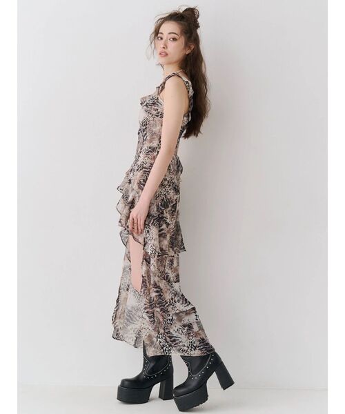 EVRIS(エヴリス)の「【SNS万バズワンピ】フリルショルダーアシンメトリーロングワンピース 夏服(ワンピース・レディース・ベージュ/ブラック・MEDIUM/SMALL)」の8枚目の写真