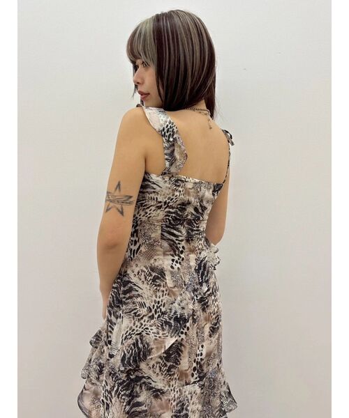 EVRIS(エヴリス)の「【SNS万バズワンピ】フリルショルダーアシンメトリーロングワンピース 夏服(ワンピース・レディース・ベージュ/ブラック・MEDIUM/SMALL)」の22枚目の写真