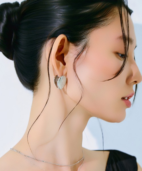 kiehtova(キエトヴァ)の「【kiehtova】SHELL PIERCE/シェル ピアス KT27(ピアス(両耳用)・レディース・ゴールド/シルバー・FREE)」の5枚目の写真