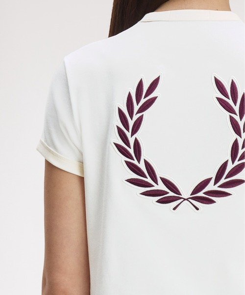 FRED PERRY(フレッドペリー)の「Laurel Wreath Badge T-Shirt/ローレルリースバッジTシャツ(Tシャツ/カットソー・レディース・ホワイト・10)」の2枚目の写真