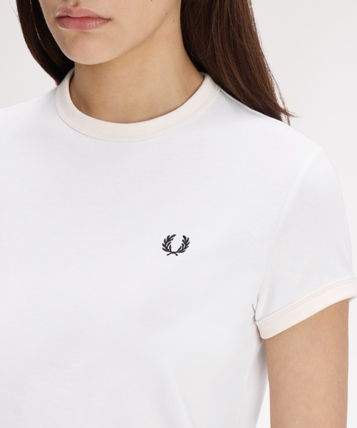 FRED PERRY(フレッドペリー)の「Laurel Wreath Badge T-Shirt/ローレルリースバッジTシャツ(Tシャツ/カットソー・レディース・ホワイト・10)」の3枚目の写真