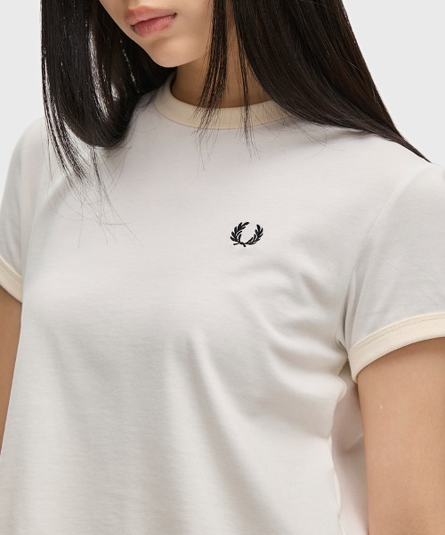 FRED PERRY(フレッドペリー)の「Laurel Wreath Badge T-Shirt/ローレルリースバッジTシャツ(Tシャツ/カットソー・レディース・ホワイト・10)」の11枚目の写真