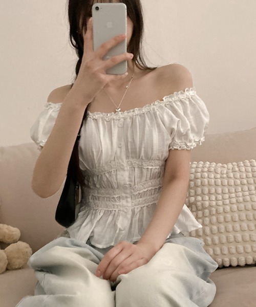 semuse(セミューズ)の「ドーリーギャザーペプラムトップス(シャツ/ブラウス・レディース・ホワイト/ライトベージュ・FREE)」の4枚目の写真