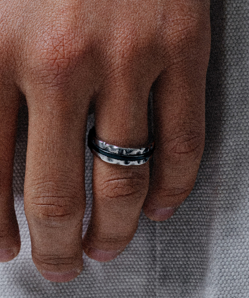 SCALETTOBLACK（スカーレットブラック）の「WSM012 Rough Black Line Ring（リング・レディース・その他・8/9）」の2枚目の写真