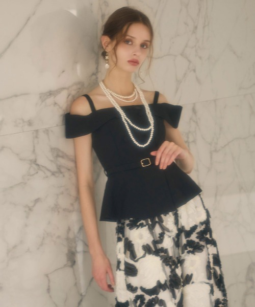 ROYAL PARTY(ロイヤルパーティー)の「オフショルペプラムトップス(シャツ/ブラウス・レディース・ベージュ/ブラック/グレー・FREE)」の2枚目の写真