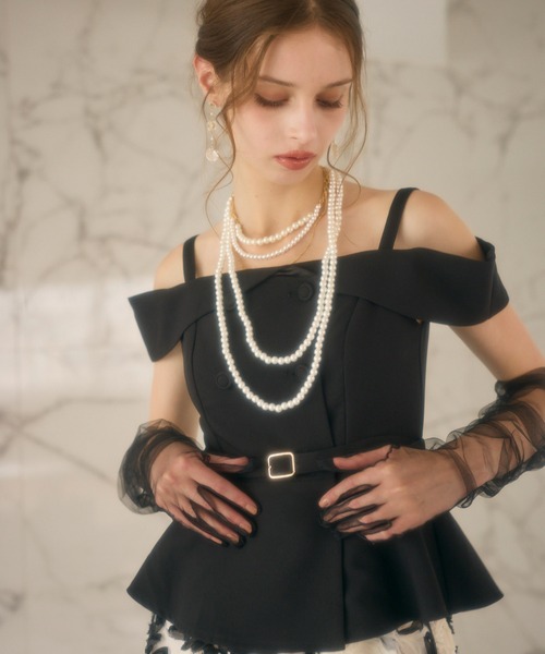 ROYAL PARTY(ロイヤルパーティー)の「オフショルペプラムトップス(シャツ/ブラウス・レディース・ベージュ/ブラック/グレー・FREE)」の4枚目の写真