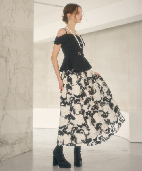 ROYAL PARTY(ロイヤルパーティー)の「オフショルペプラムトップス(シャツ/ブラウス・レディース・ベージュ/ブラック/グレー・FREE)」の7枚目の写真