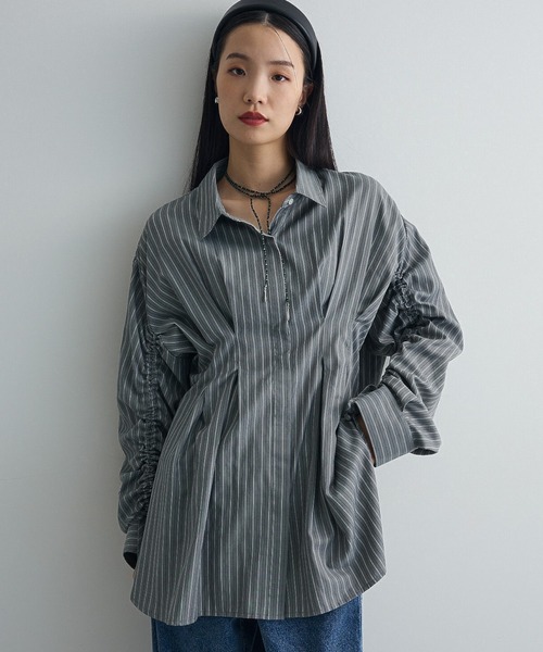 Green Parks(グリーンパークス)の「【WEB限定】ドロストシャーリングウエストタックシャツⅡ(シャツ/ブラウス・レディース・チャコールグレー/サックスブルー/ブルー/アイボリー/ブラウン・FREE)」の1枚目の写真