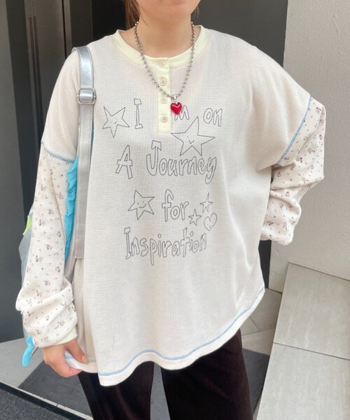 HELLO.SANFRANCISCO(ハローサンフランシスコ)の「【HELLO.SANFRANCISCO】花柄プリントワッフルヘンリーTEE(Tシャツ/カットソー・レディース・ネイビー/アイボリー・ONE SIZE)」の3枚目の写真