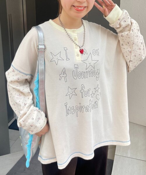 HELLO.SANFRANCISCO(ハローサンフランシスコ)の「【HELLO.SANFRANCISCO】花柄プリントワッフルヘンリーTEE(Tシャツ/カットソー・レディース・ネイビー/アイボリー・ONE SIZE)」の4枚目の写真