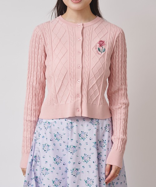 Cath Kidston(キャスキッドソン)の「ローズエンブロイダリー ケーブルニットカーディガン School of Joy(ニット/セーター・レディース・アイボリー/ブルー/ピンク/レッド/ブラウン・FREE)」の4枚目の写真