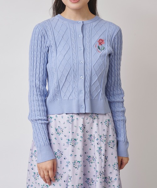 Cath Kidston(キャスキッドソン)の「ローズエンブロイダリー ケーブルニットカーディガン School of Joy(ニット/セーター・レディース・アイボリー/ブルー/ピンク/レッド/ブラウン・FREE)」の3枚目の写真
