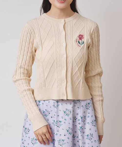 Cath Kidston(キャスキッドソン)の「ローズエンブロイダリー ケーブルニットカーディガン School of Joy(ニット/セーター・レディース・アイボリー/ブルー/ピンク/レッド/ブラウン・FREE)」の2枚目の写真