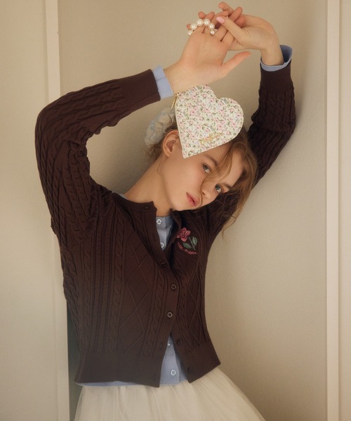 Cath Kidston(キャスキッドソン)の「ローズエンブロイダリー ケーブルニットカーディガン School of Joy(ニット/セーター・レディース・アイボリー/ブルー/ピンク/レッド/ブラウン・FREE)」の6枚目の写真