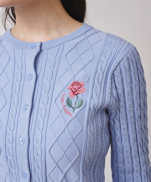 Cath Kidston(キャスキッドソン)の「ローズエンブロイダリー ケーブルニットカーディガン School of Joy(ニット/セーター・レディース・アイボリー/ブルー/ピンク/レッド/ブラウン・FREE)」の12枚目の写真