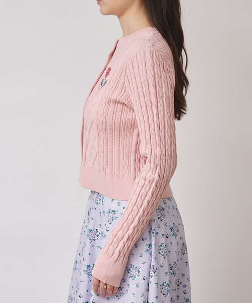Cath Kidston(キャスキッドソン)の「ローズエンブロイダリー ケーブルニットカーディガン School of Joy(ニット/セーター・レディース・アイボリー/ブルー/ピンク/レッド/ブラウン・FREE)」の16枚目の写真