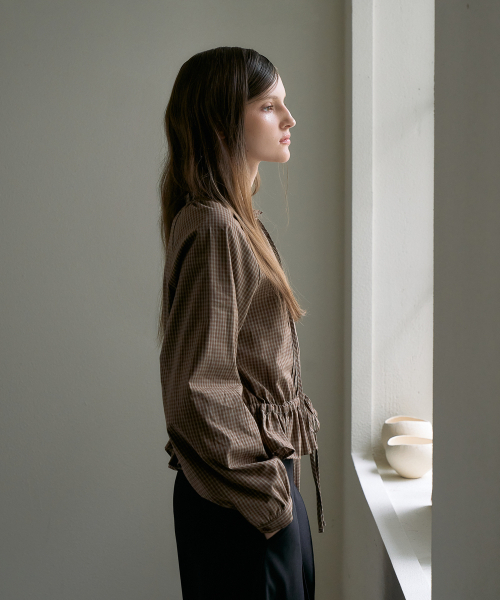 DEHEVE（デヘヴェ）の「Frill Neck Check Blouse [Brown]（シャツ/ブラウス・レディース・ブラウン・OS）」の9枚目の写真