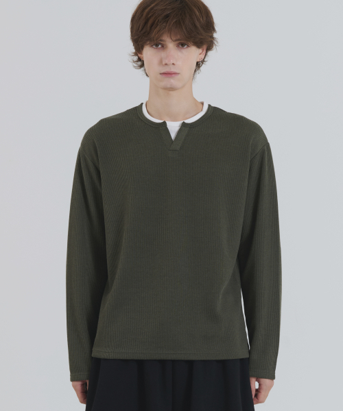 PIANER（ピアネール）の「スリットネックレイヤード長袖Tシャツ（カーキ）（Tシャツ/カットソー・レディース・カーキ・LARGE/X-LARGE）」の2枚目の写真
