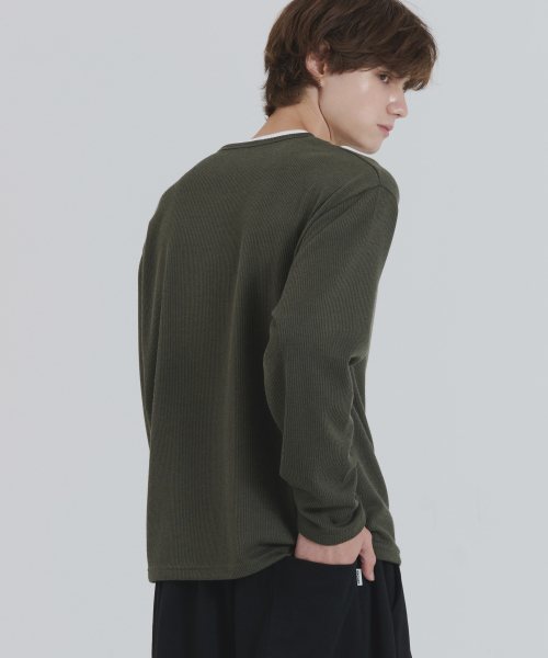PIANER（ピアネール）の「スリットネックレイヤード長袖Tシャツ（カーキ）（Tシャツ/カットソー・レディース・カーキ・LARGE/X-LARGE）」の3枚目の写真