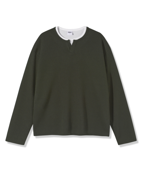 PIANER（ピアネール）の「スリットネックレイヤード長袖Tシャツ（カーキ）（Tシャツ/カットソー・レディース・カーキ・LARGE/X-LARGE）」の4枚目の写真