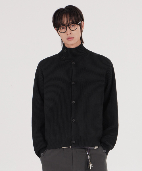 GLW（ジーエルダブリュ）の「[unisex] ハイネックボタンニットカーディガン ブラック（カーディガン/ボレロ・レディース・その他・X-LARGE/SMALL/MEDIUM/LARGE）」の2枚目の写真