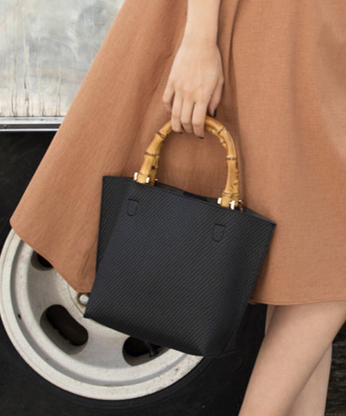 A/C DESIGN BY ALPHA CUBIC（エーシーデザインバイアルファキュービック）の「◇カタログ掲載◇バンブーハンドルトートバッグ（トートバッグ・レディース・ベージュ/オフホワイト/ブラック・フリー）」の2枚目の写真