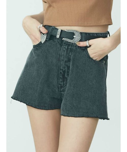 EVRIS（エヴリス）の「BASIC ショートデニムパンツ（デニムパンツ・レディース・ブラック/ブラウン/カーキ・SMALL/MEDIUM）」の2枚目の写真