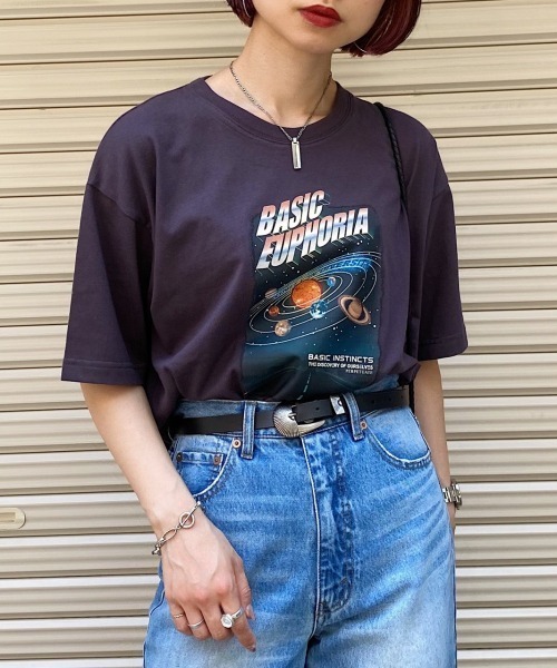 PAGEBOY（ページボーイ）の「プラネットプリントTシャツ（Tシャツ/カットソー・レディース・チャコールグレー/ブラック・FREE）」の2枚目の写真
