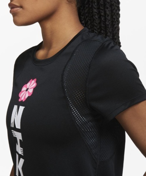 NIKE（ナイキ）の「ナイキ NIKE ウィメンズ アイコンクラッシュ ラン S/S GX（Tシャツ/カットソー・レディース・ブラック・S/M/L/XL）」の4枚目の写真
