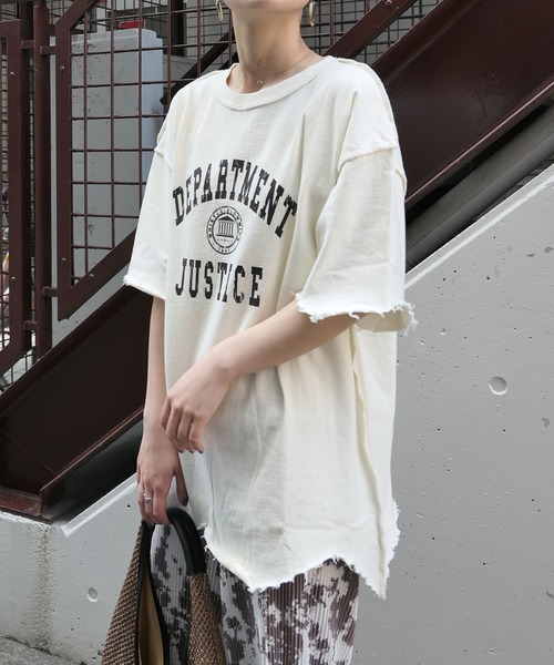 CORNERS（コーナーズ）の「ダメージ加工カレッジロゴプリントTシャツ（Tシャツ/カットソー・レディース・ホワイト×レッド/ホワイト×グリーン/ライトベージュ/ブルー/ブラック・M）」の18枚目の写真