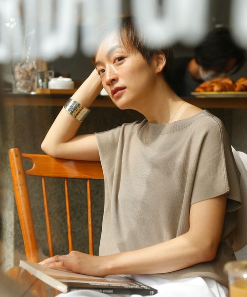 INED（イネド）の「ホールガーメント(R)ボトルネックフレンチニット《Cuoo》（ニット/セーター・レディース・ブラック/ベージュ/ブラウン/レッド系その他・9号）」の4枚目の写真