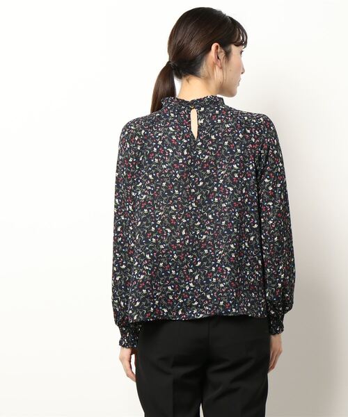 Te chichi TERRASSE（テチチテラス）の「【日比谷花壇コラボ】スタンドフリルブラウス（シャツ/ブラウス・レディース・グリーン/ブルー/ネイビー・ﾌﾘ-）」の5枚目の写真