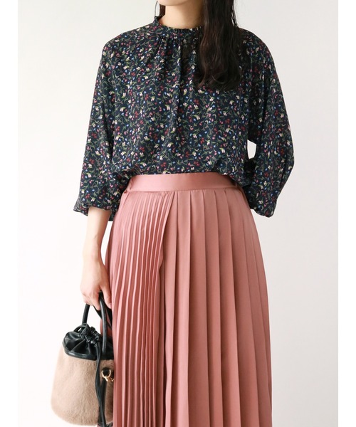 Te chichi TERRASSE（テチチテラス）の「【日比谷花壇コラボ】スタンドフリルブラウス（シャツ/ブラウス・レディース・グリーン/ブルー/ネイビー・ﾌﾘ-）」の3枚目の写真