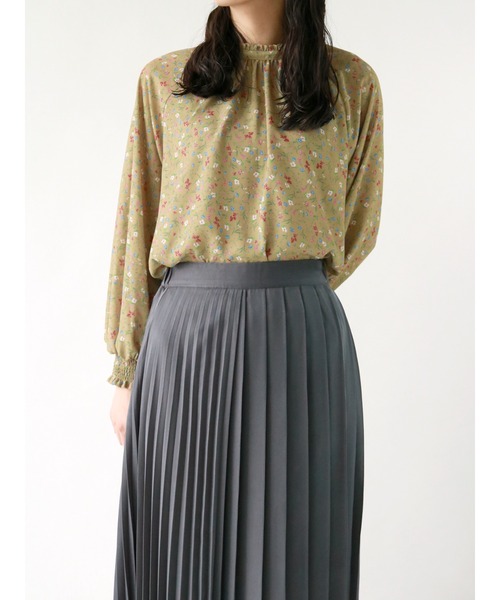 Te chichi TERRASSE（テチチテラス）の「【日比谷花壇コラボ】スタンドフリルブラウス（シャツ/ブラウス・レディース・グリーン/ブルー/ネイビー・ﾌﾘ-）」の2枚目の写真