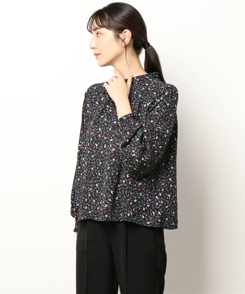 Te chichi TERRASSE（テチチテラス）の「【日比谷花壇コラボ】スタンドフリルブラウス（シャツ/ブラウス・レディース・グリーン/ブルー/ネイビー・ﾌﾘ-）」の6枚目の写真