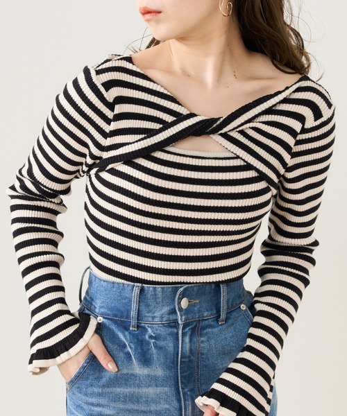 Chico（チコ）の「【新色追加】フロントねじり裾フリルリブニット（ニット/セーター・レディース・ブラック/グレー/ブルー/アイボリー/ピンク系その他2/ホワイト系その他2/ライトベージュ・FREE）」の2枚目の写真