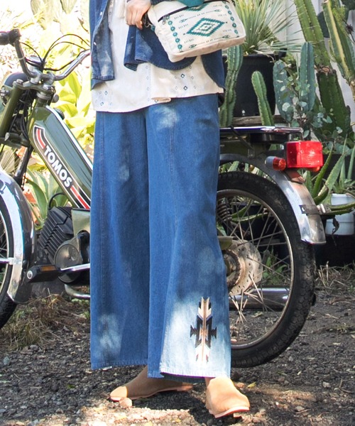 チャイハネ（チャイハネ）の「【チャイハネ】オルカジ刺繍デニムワイドパンツ（デニムパンツ・レディース・ライトブルー/ダークブルー・FREE）」の2枚目の写真