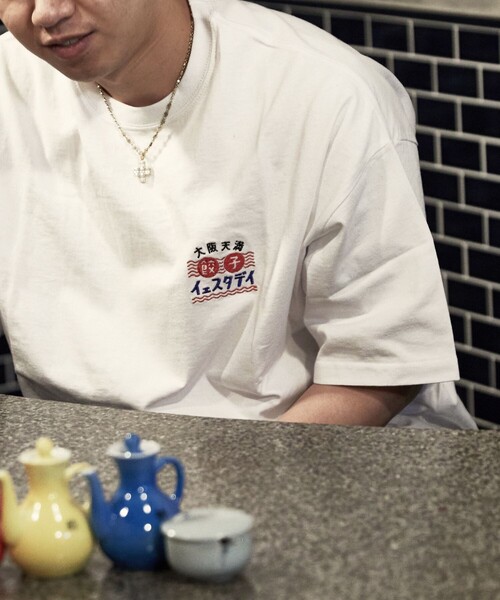 FREAK'S STORE（フリークスストア）の「WEB限定 餃子イェスタデイ×FREAK'S STORE 別注 ビッグシルエット バックプリント クルーネックTシャツ/刺繍（Tシャツ/カットソー・メンズ・ロイヤルブルー/ホワイト・SMALL/LARGE/MEDIUM）」の4枚目の写真