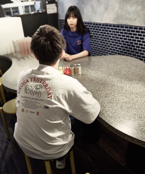 FREAK'S STORE（フリークスストア）の「WEB限定 餃子イェスタデイ×FREAK'S STORE 別注 ビッグシルエット バックプリント クルーネックTシャツ/刺繍（Tシャツ/カットソー・メンズ・ロイヤルブルー/ホワイト・SMALL/LARGE/MEDIUM）」の5枚目の写真