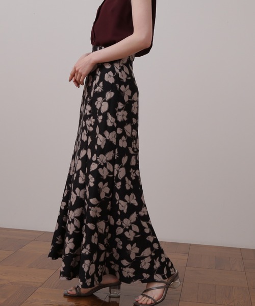 NATURAL BEAUTY BASIC(ナチュラルビューティーベーシック)の「ジャガードプリントマーメイドスカート(スカート・レディース・ブラック系その他/ブラウン系その他・SMALL/MEDIUM)」の2枚目の写真