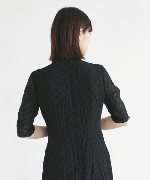 kaene フロッキードットドレス　グレー kaene（カエン）の「フロッキードットドレス（ドレス）」 - WEAR