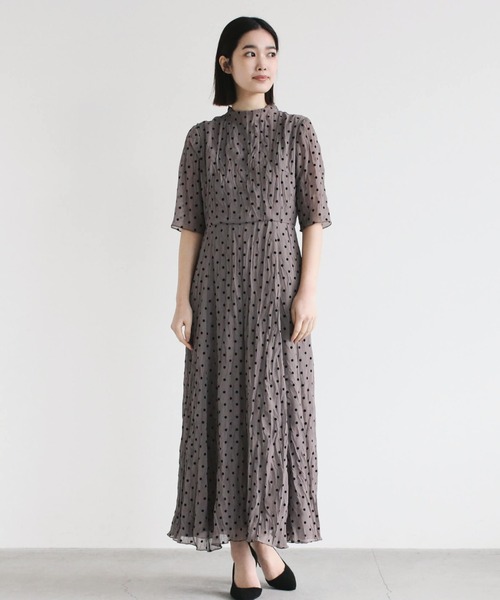 kaene フロッキードットドレス　グレー kaene（カエン）の「フロッキードットドレス（ドレス）」 - WEAR