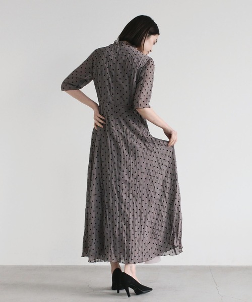 kaene フロッキードットドレス　グレー kaene（カエン）の「フロッキードットドレス（ドレス）」 - WEAR