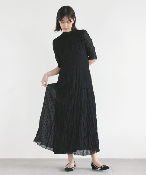 kaene フロッキードットドレス　グレー kaene（カエン）の「フロッキードットドレス（ドレス）」 - WEAR