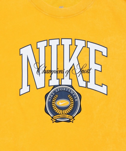NIKE(ナイキ)の「NIKE WMNS NSW BOXY VARSITY S/S TEE DR9010-739(Tシャツ/カットソー・レディース・ゴールド・SMALL/MEDIUM/LARGE)」の3枚目の写真