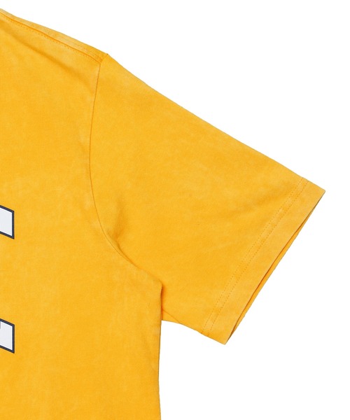 NIKE(ナイキ)の「NIKE WMNS NSW BOXY VARSITY S/S TEE DR9010-739(Tシャツ/カットソー・レディース・ゴールド・SMALL/MEDIUM/LARGE)」の4枚目の写真